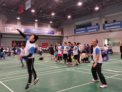 西安校友會(huì) 以羽球?yàn)槊剑坌Ｓ亚椤泤⒓?020中國高校校友羽毛球賽